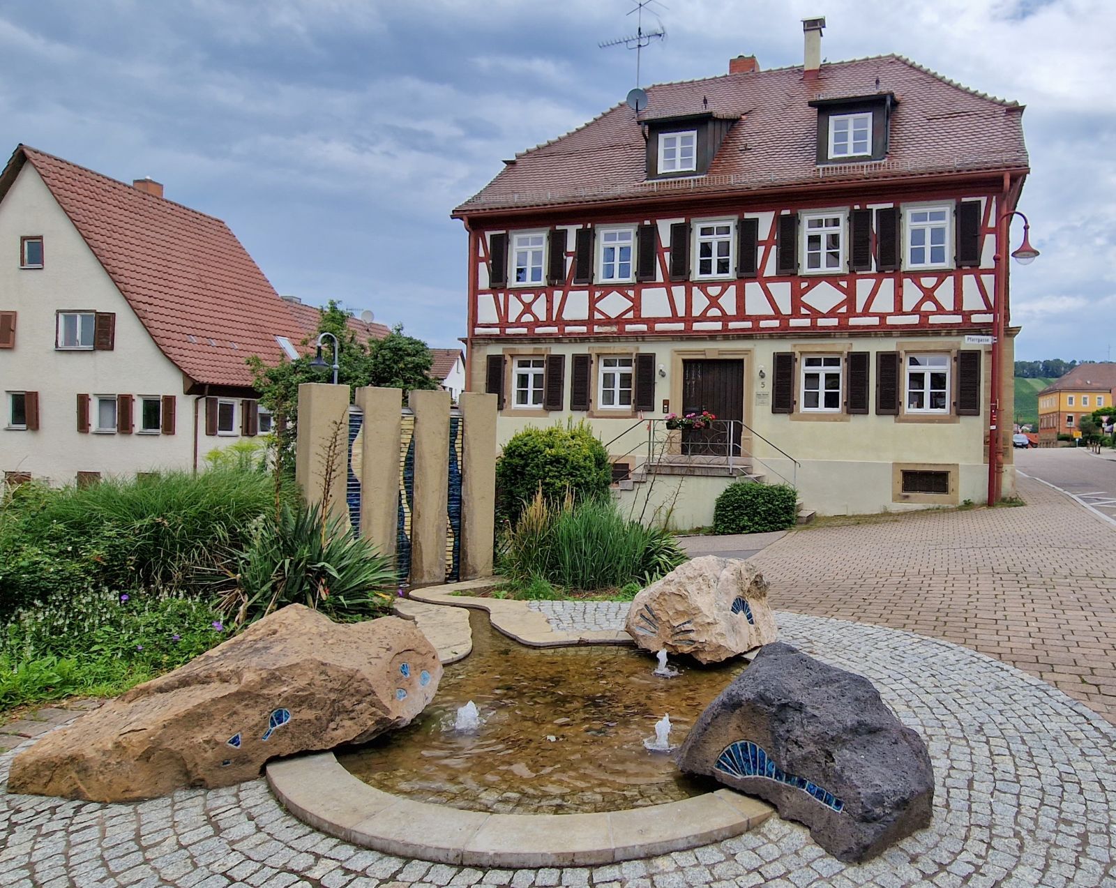 Evangelisches Pfarramt (im Vordergrund Brunnen bei der Kirche)