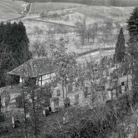 Der Friedhof mit dem 1926 errichteten Taharahaus, in dem die rituelle Waschung an den Verstorbenen vor der Bestattung stattfindet. Hauptstaatsarchiv Stuttgart EA 99/001 Bü. 305 Nr. 5 Bild 1