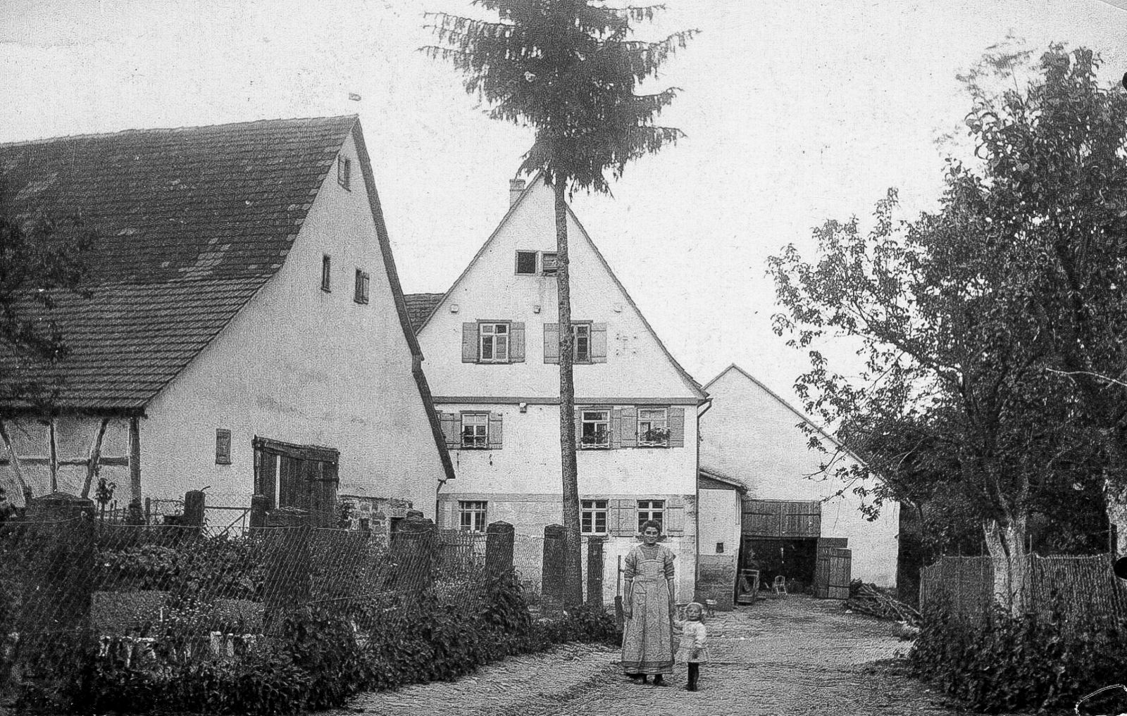 Ansicht von Westen (um 1914) - Vorne: Mühlenscheune - Mitte: Mühlengebäude mit Wohnung - Hinten: Anbau Gipsmühle