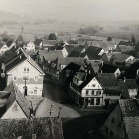 Alte Willsbacher Ortsmitte mit Rathaus (links), vom Kirchturm fotografiert, undatiert (© Harald Löw)