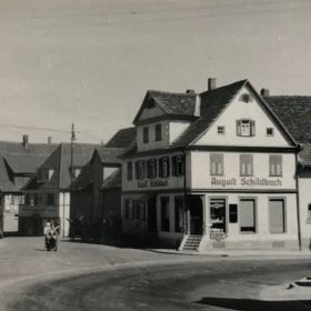 Altes Rathaus (links) mit Gemischtwarengeschäft August Schildbach (© Harald Löw)