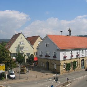 Altes Rathaus Willsbach mit vorgelagertem Brunnen