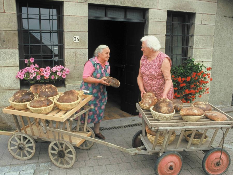 Hanna Esslinger (links) mit Backhausfrau Rosa Nerenz (rechts)