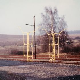 Lademaß mit Ladestraße vor Güterschuppen