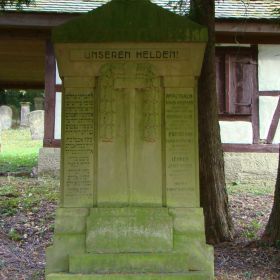 Kriegerdenkmal auf dem jüdischen Friedhof Affaltrach aus den 1920er-Jahren für die Gefallenen des Ersten Weltkriegs mit Inschriften auf Hebräisch und Deutsch. Foto: Lukas A. Stadler.