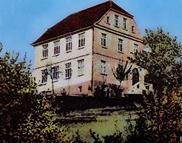 Katholisches Schulhaus - heute "Dorfburg" (Postkarte aus der Zeit des ersten Weltkriegs)