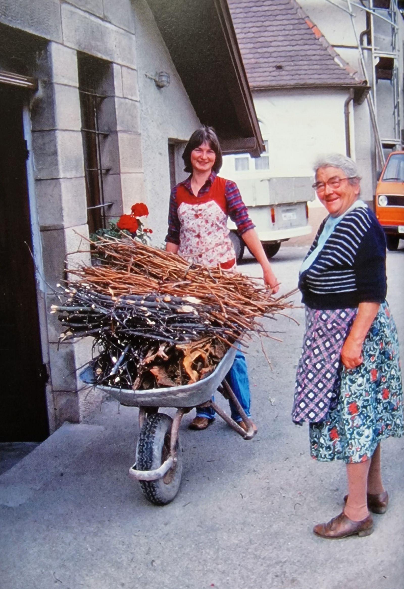 Annette Wieland - mit Großmutter Elsa Lenz - war schon in jungen Jahren für das Backhaus aktiv