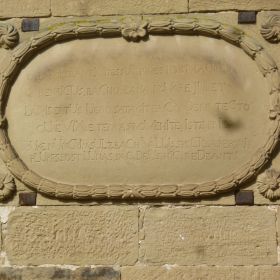 Stein mit lateinischer Inschrift